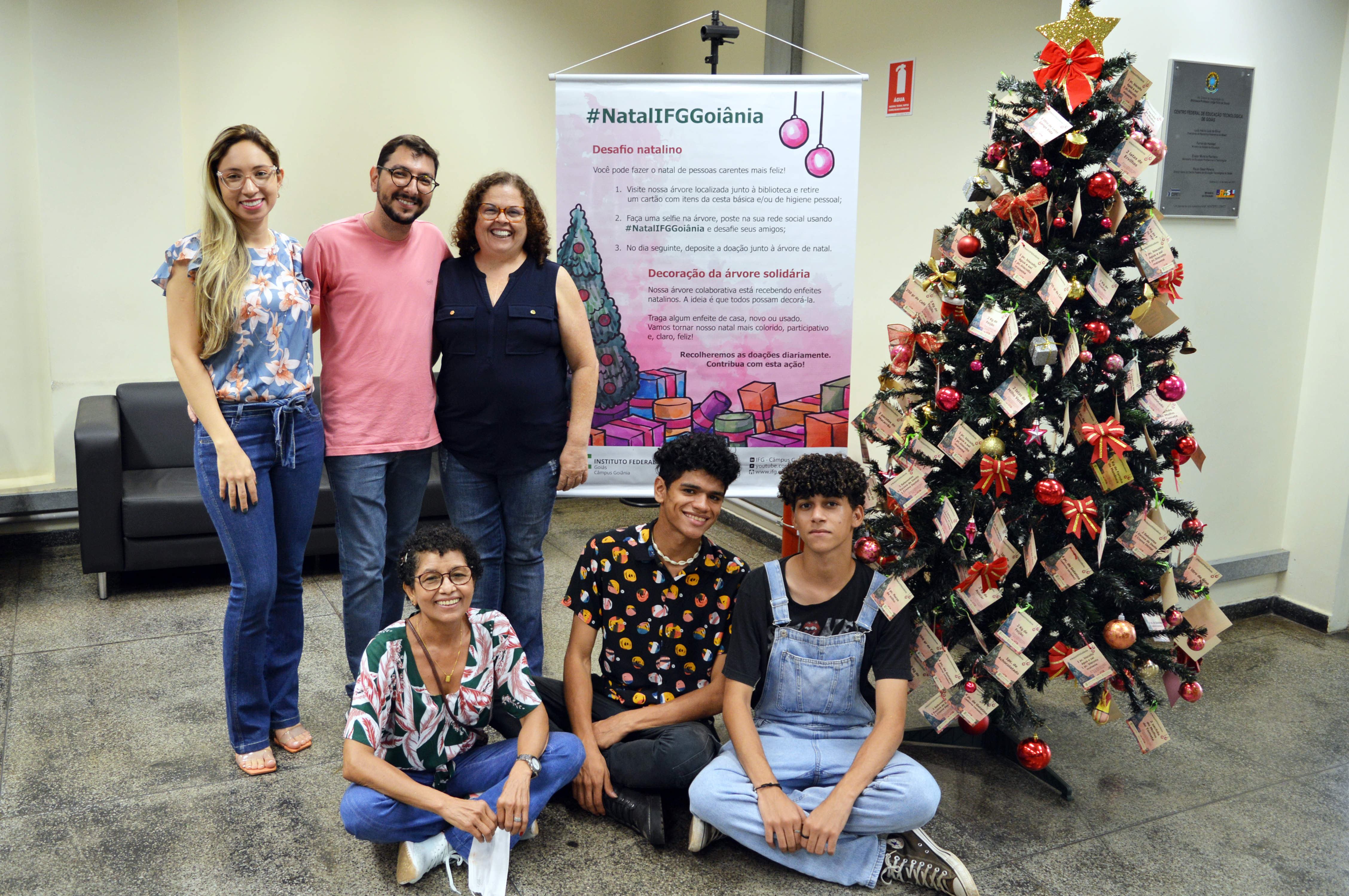 Servidores e estudantes realizaram a montagem da árvore de natal nesta quarta-feira